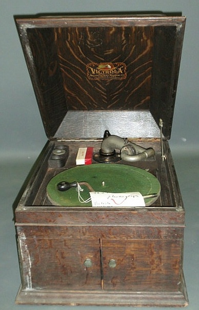 Appraisal: Victrola phonograph with oak case h x w x d