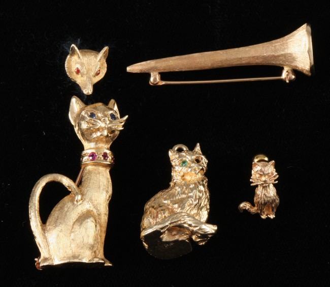 Appraisal: Lot of five One KY gold cat pin grams One