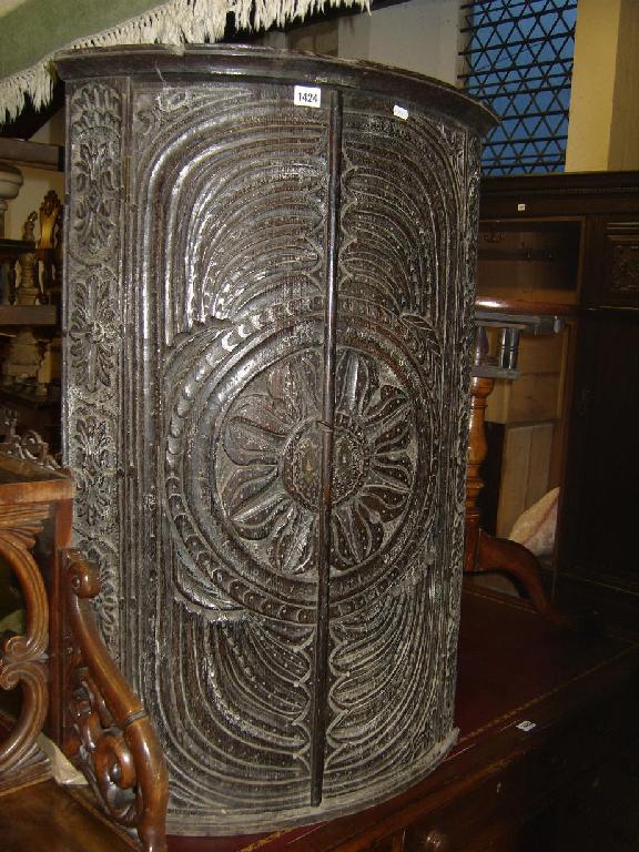 Appraisal: A Georgian oak bow front hanging corner cupboard enclosed by