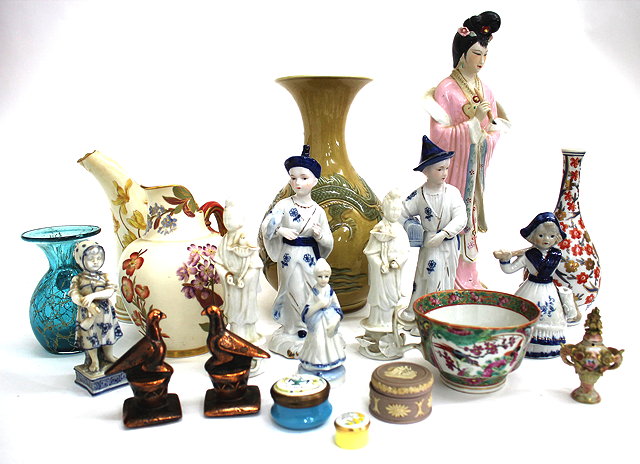 Appraisal: A GROUP OF CERAMICS and other ornaments to include a