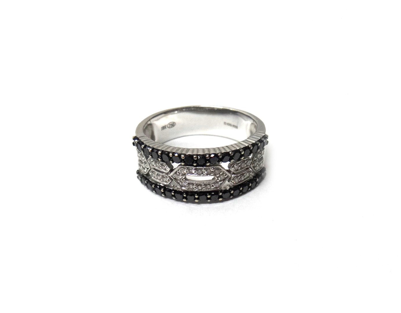 Appraisal: A white gold diamond and black diamond set ring the