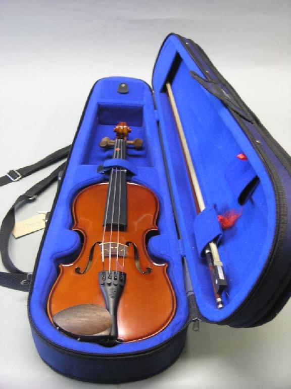 Appraisal: A modern student's violin with bow in fitted case good