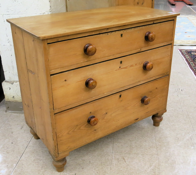 Appraisal: A VICTORIAN PINE CHEST OF DRAWERS English late th century