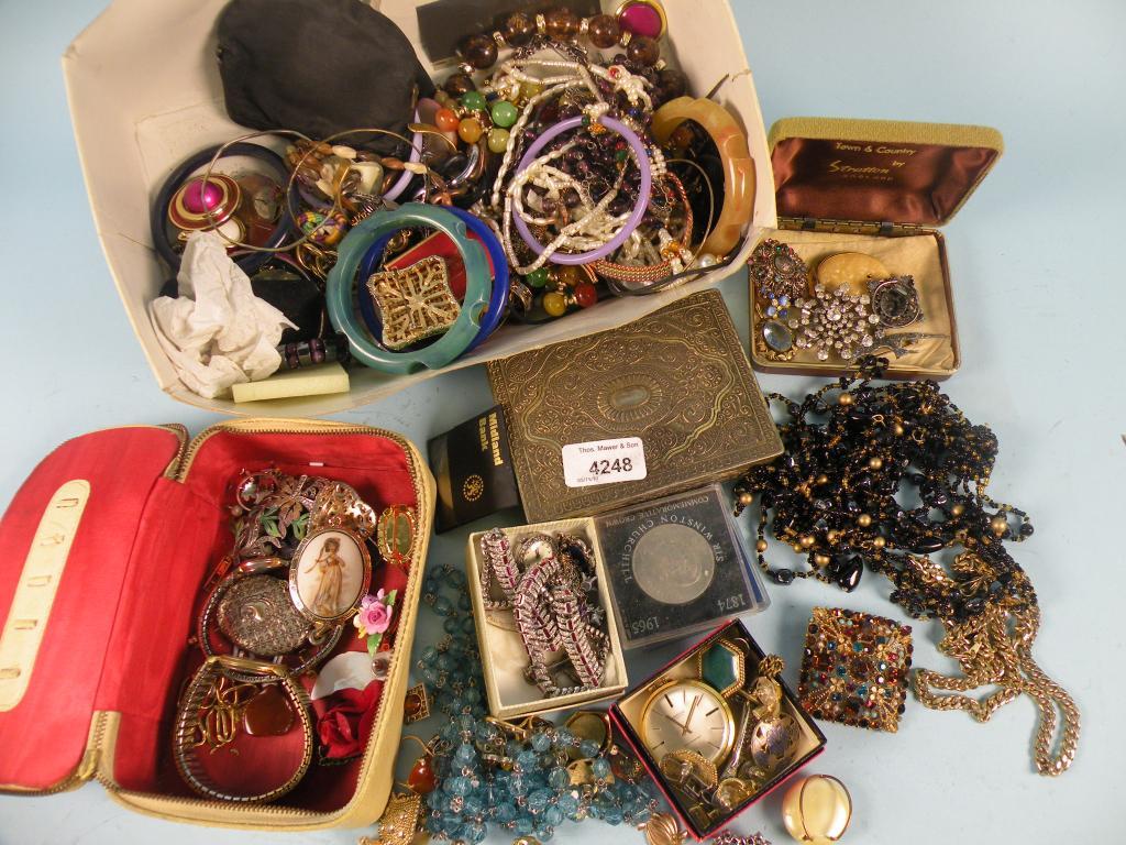 Appraisal: A large quantity of costume jewellery etc