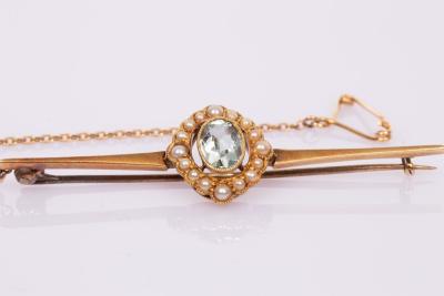 Appraisal: An Edwardian aquamarine and seed pearl bar brooch set in