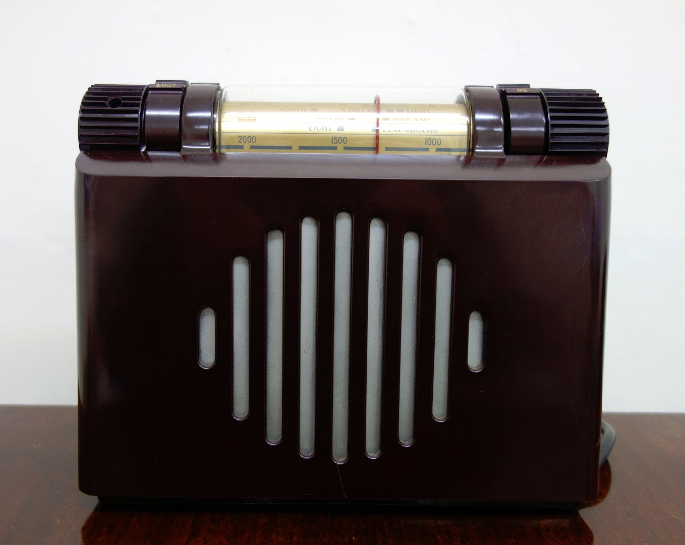 Appraisal: A Murphy A roll top radio in brown case with