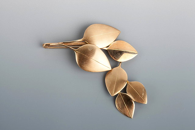 Appraisal: A CONTEMPORARY CT GOLD BROOCH in the form of leaves