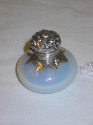 Appraisal: AN OPALESCENT GLASS VINAIGRETTE of squat bottle form the hinged