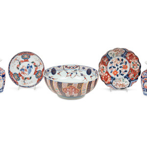 Appraisal: Five Imari Palette Porcelain Articles th Century and Later comprising