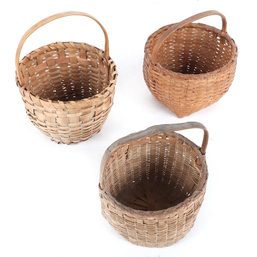 Appraisal: THREE VINTAGE DEEP SPLINT WOVEN GATHERING BASKETS ROUND RIBBED CONSTRUCTION