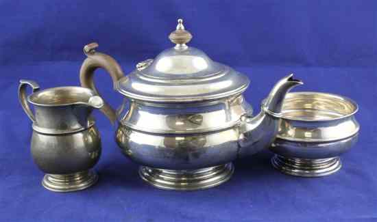 Appraisal: A George V silver three piece tea set of squat