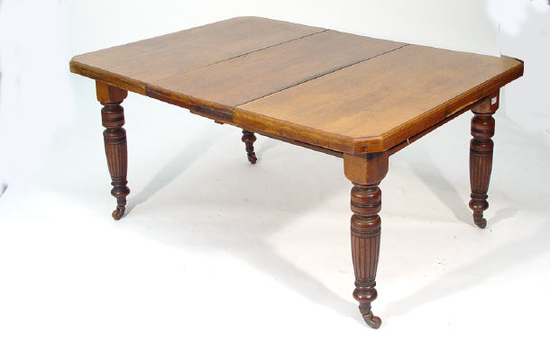 Appraisal: Victorian walnut wind-out dining table with extra leaf on reeded