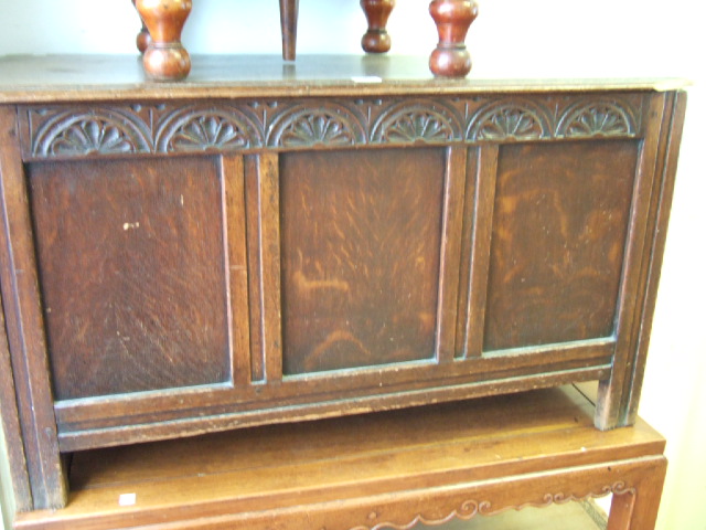 Appraisal: A th century oak coffer with hinged top and three