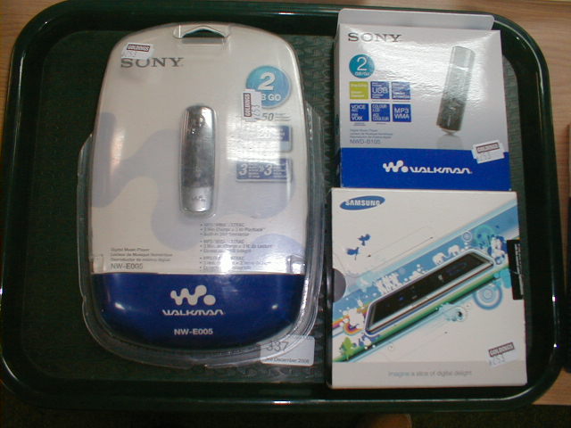 Appraisal: Memory sticks with packaging