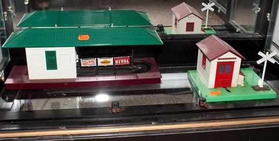 Appraisal: Lionel No freight station and a Lionel No automatic gateman