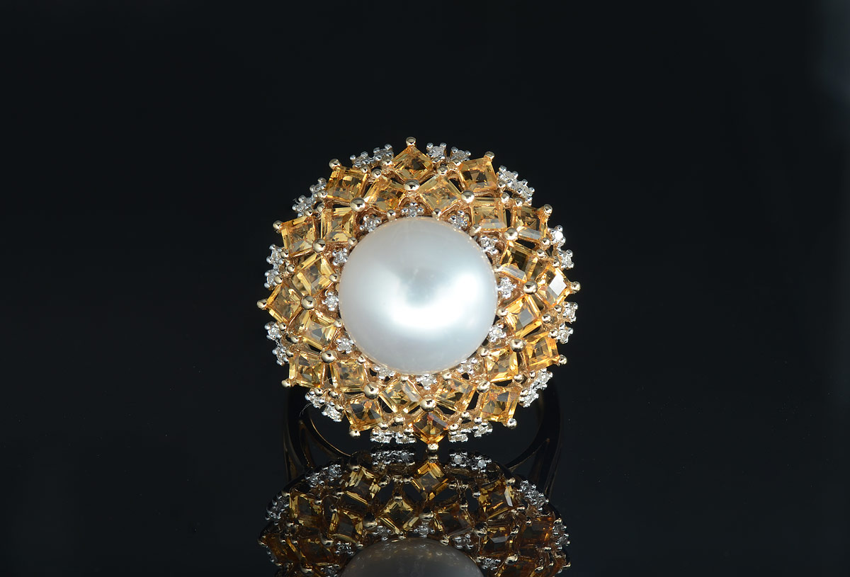 Appraisal: MM PEARL RING WITH DIAMONDS AND CITRINES k yellow gold