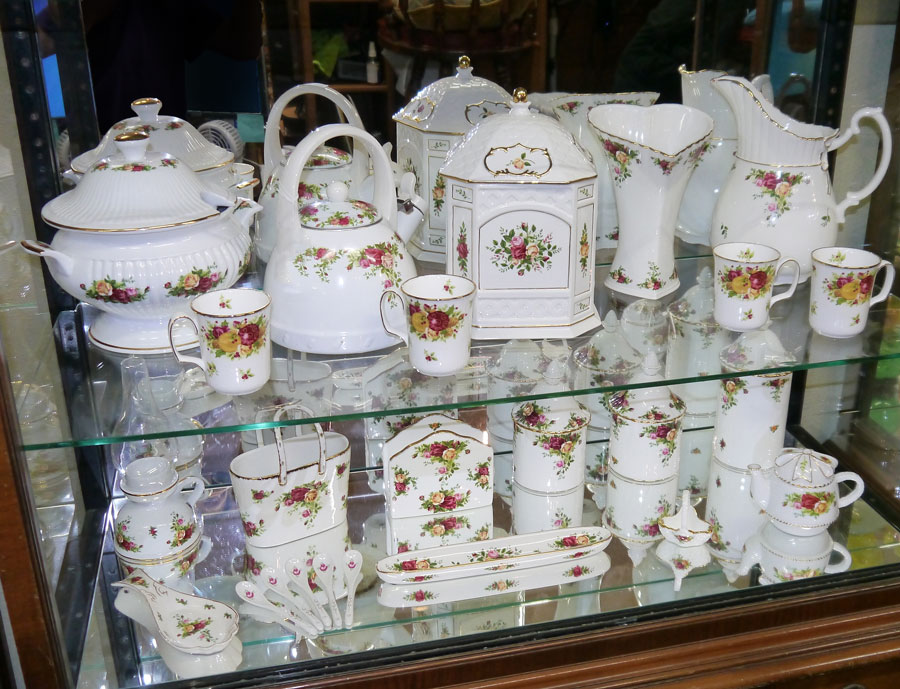 Appraisal: UNUSUAL GROUP OF OLD COUNTRY ROSES BY ROYAL ALBERT Approx