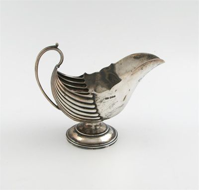 Appraisal: An Edwardian silver sauceboat by Roberts Belk Sheffield shaped oval