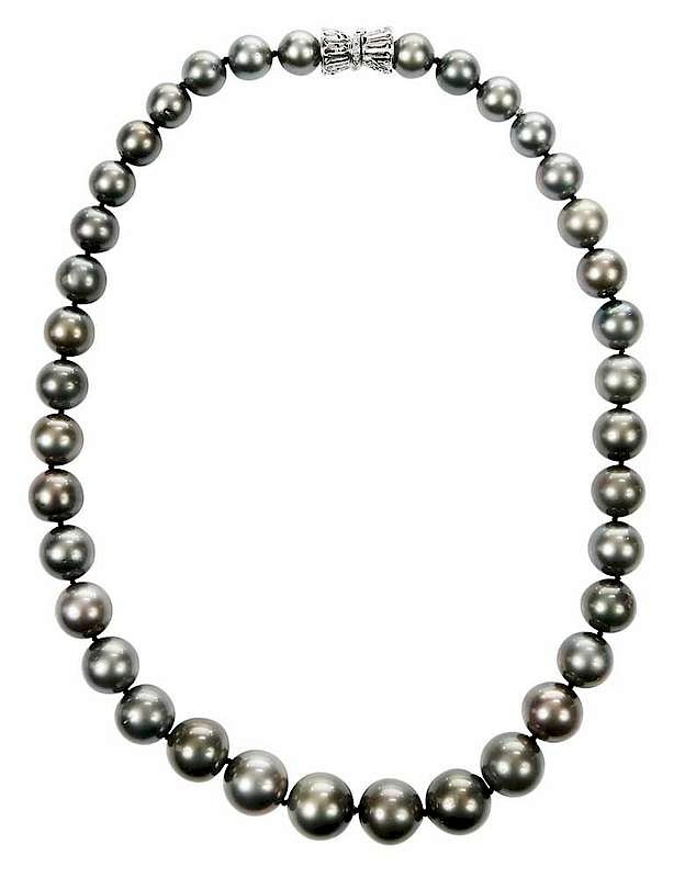 Appraisal: kt Tahitian Pearl Necklace knotted pearls graduating from approx to