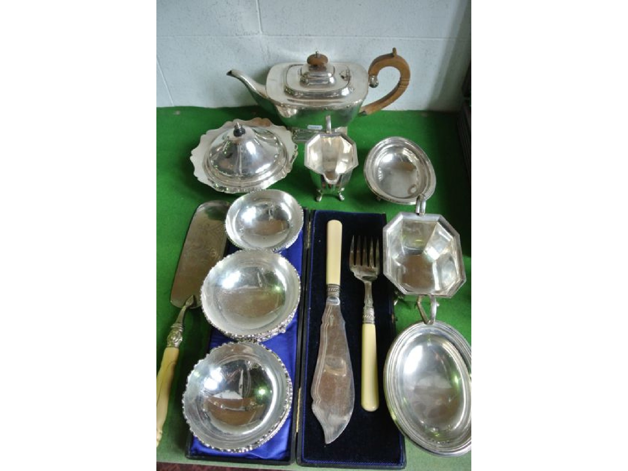 Appraisal: A good quality silver plated sugar basin and milk jug