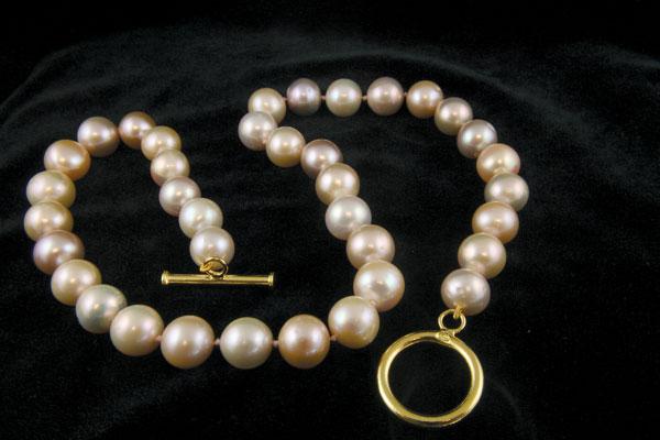 Appraisal: A single row of Contemporary cultured fresh-water Pearls naturally coloured