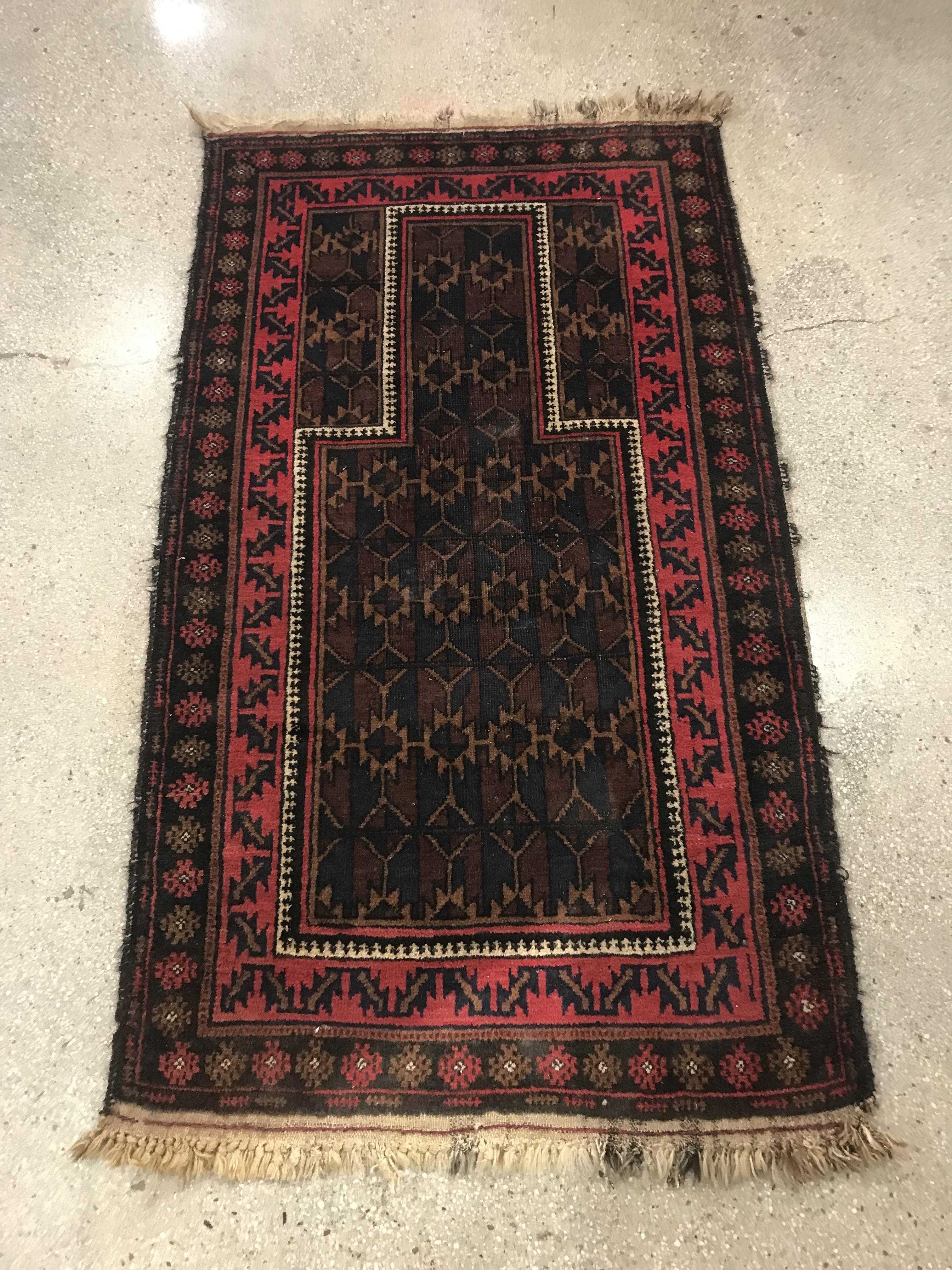 Appraisal: ANTIQUE BALUCH PRAYER RUG Antique Baluch hand-knotted wool prayer rug