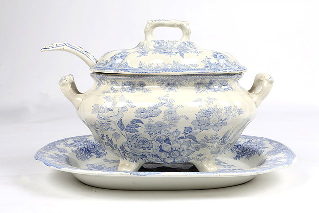 Appraisal: A TH CENTURY BLUE AND WHITE TUREEN COVER LADLE AND