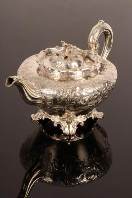 Appraisal: A William IV silver teapot Edward John William Edward Barnard