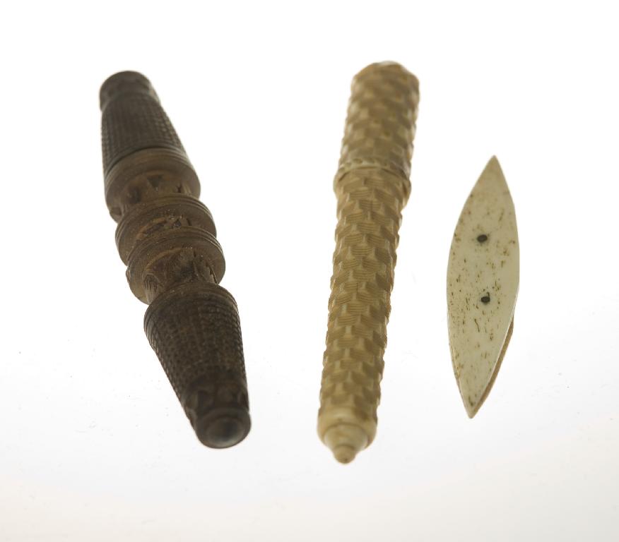 Appraisal: GROUP OF th CENTURY NEEDLEWORK ACCESSORIES comprising a carved bone