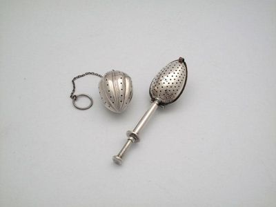 Appraisal: An American silver tea infuser in the form of a