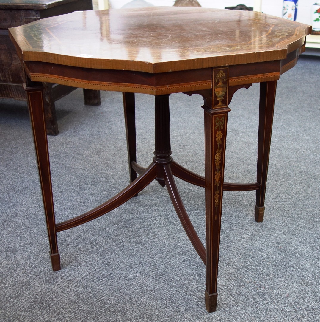 Appraisal: An Edwardian marquety inlaid plum pudding mahogany shaped centre table