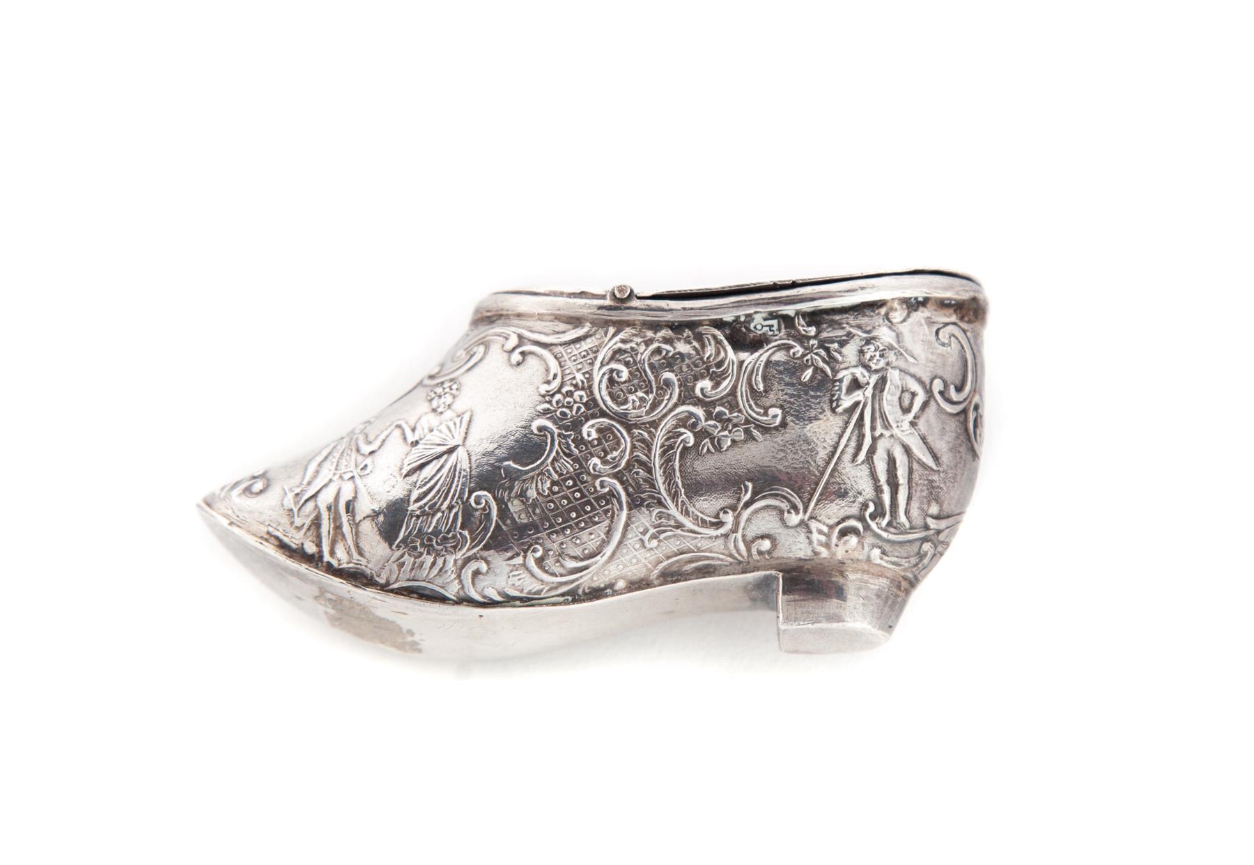 Appraisal: SHOE-SHAPED SILVER VINAIGRETTE England ca s Top of vinaigrette fitted