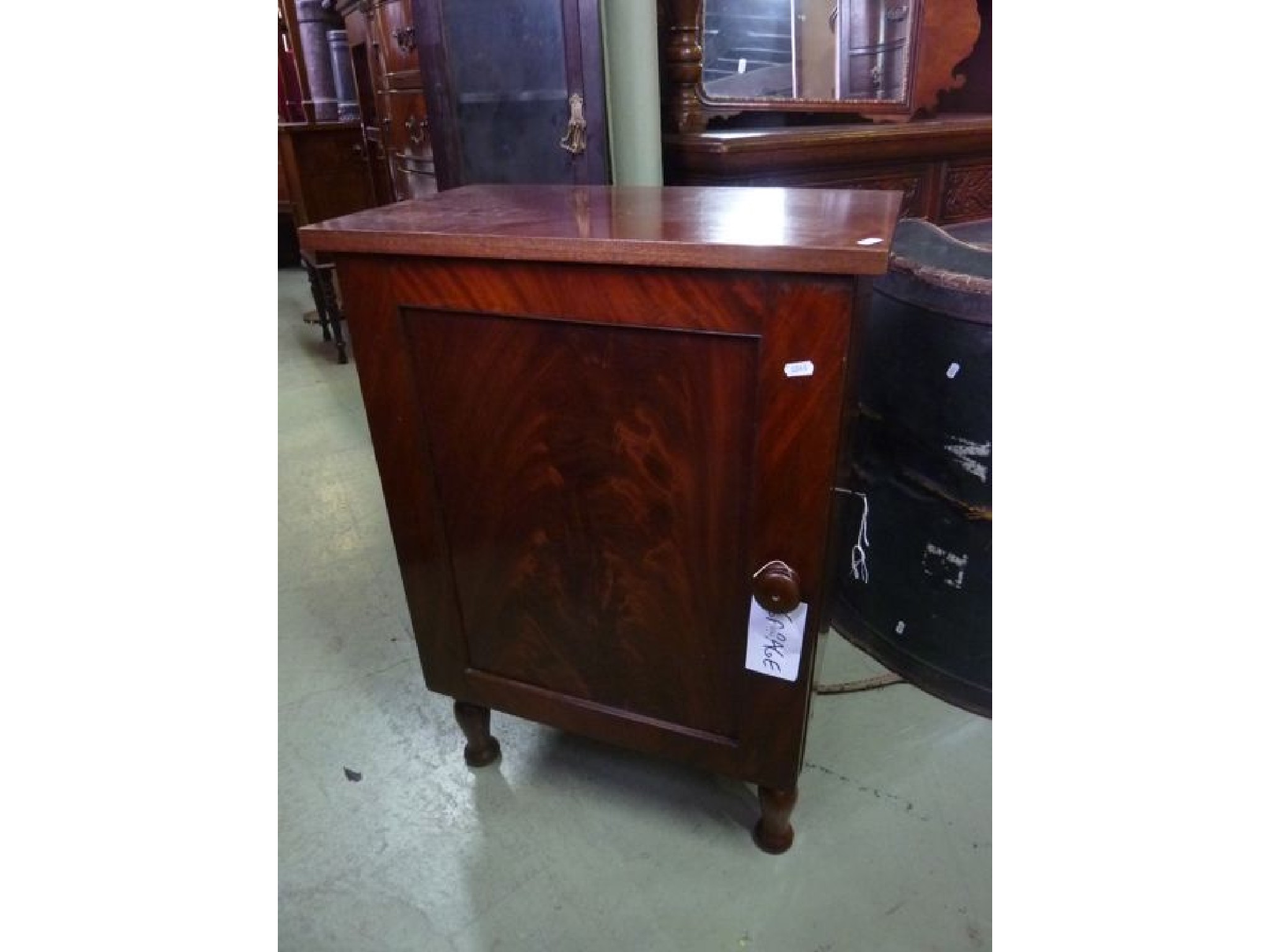 Appraisal: A good quality mahogany side cupboard enclosed by a rectangular