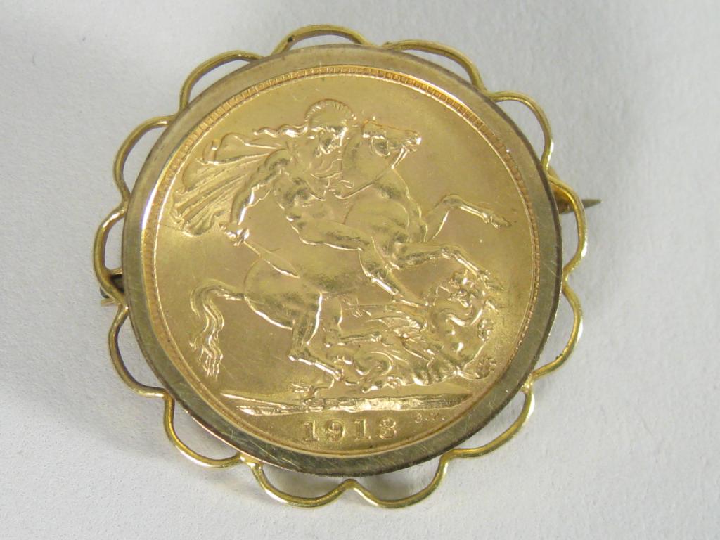 Appraisal: A George V Sovereign with brooch surround