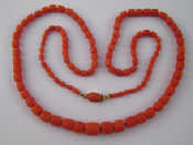 Appraisal: A graduated coral bead necklace with a yellow metal tests