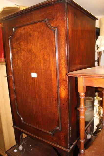 Appraisal: AN EDWARDIAN MAHOGANY MUSIC CABINET enclosed by single panel door