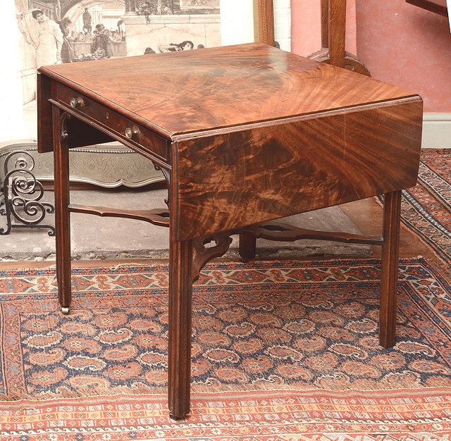 Appraisal: A GEORGE III MAHOGANY PEMBROKE TABLE with single shallow drawer