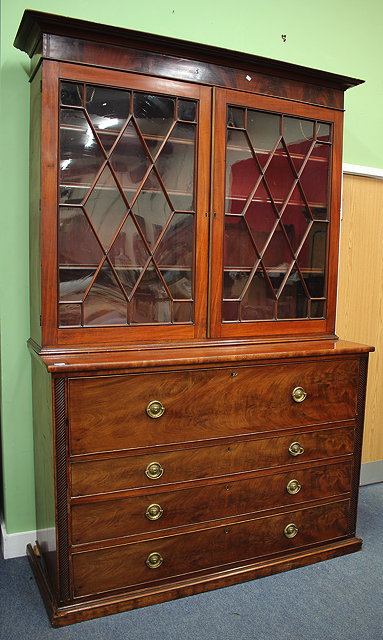 Appraisal: AN EARLY TH CENTURY MAHOGANY SECRETAIRE BOOKCASE the upper section