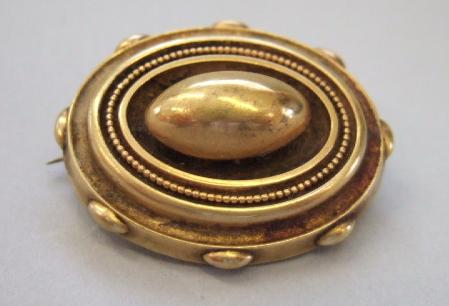 Appraisal: A Victorian gold oval brooch in a classical design with