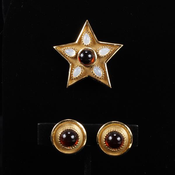 Appraisal: Trifari pc Gold Tone Star Brooch Pin with ruby and