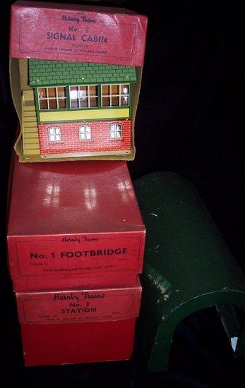 Appraisal: A Hornby O gauge No Station No Signal Cabin and