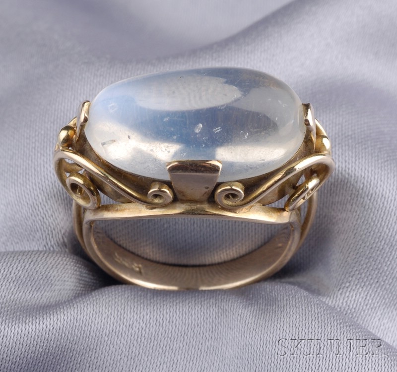 Appraisal: kt Gold and Moonstone Ring set with an oval moonstone