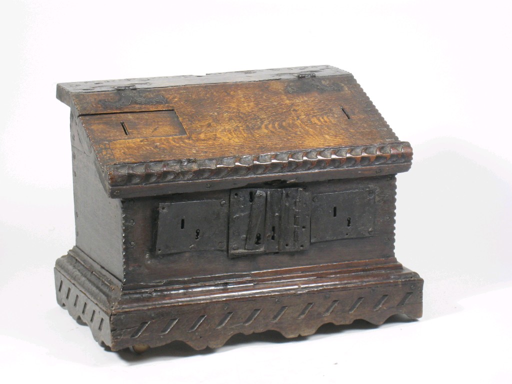 Appraisal: An early oak Bible Box with hinged sloping lid scratch