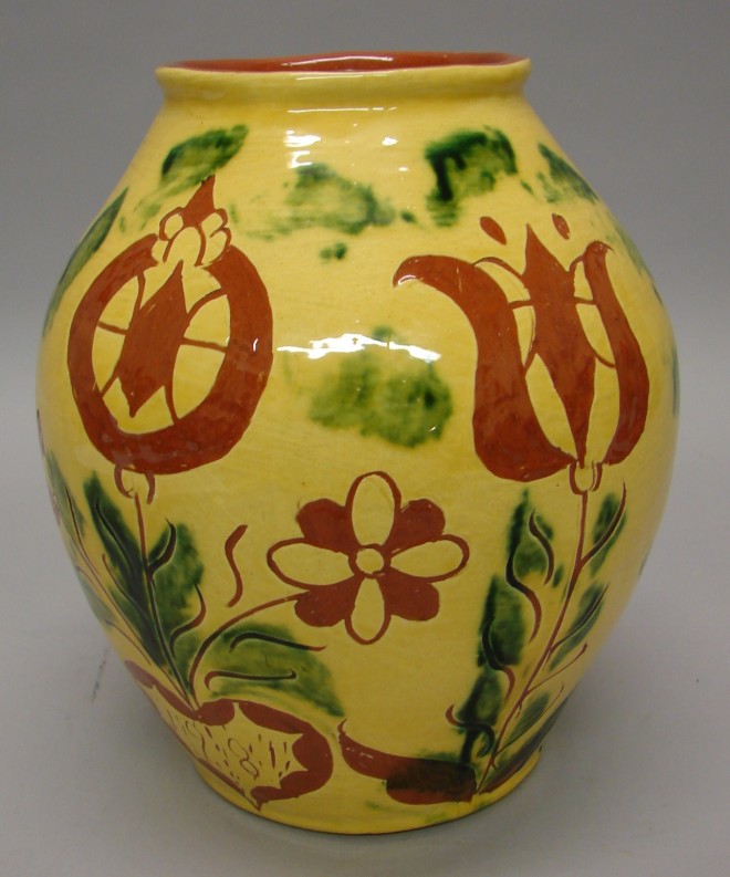 Appraisal: Large vase - Tulip design with flowers hearts in front