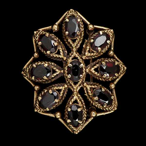 Appraisal: k Almandine Garnet Brooch k yellow gold and garnet brooch