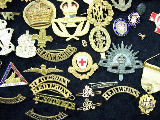 Appraisal: A quantity of cap badges enamel badges etc various regiments