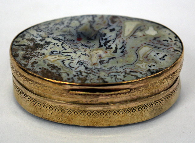 Appraisal: AN OLD OVAL GILT METAL AND AGATE SET SNUFF BOX