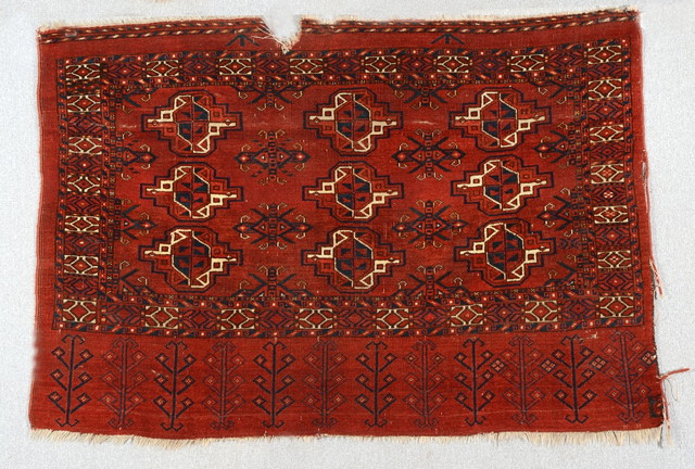 Appraisal: AN ERSARI JUVAL decorated three rows of guls on a