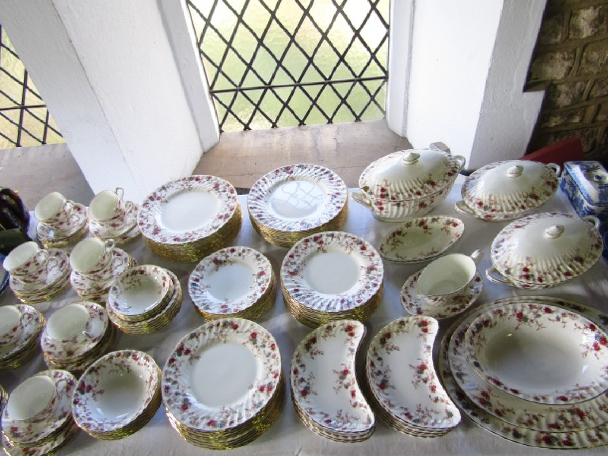 Appraisal: An extensive collection of Minton ancestral pattern dinner and tea