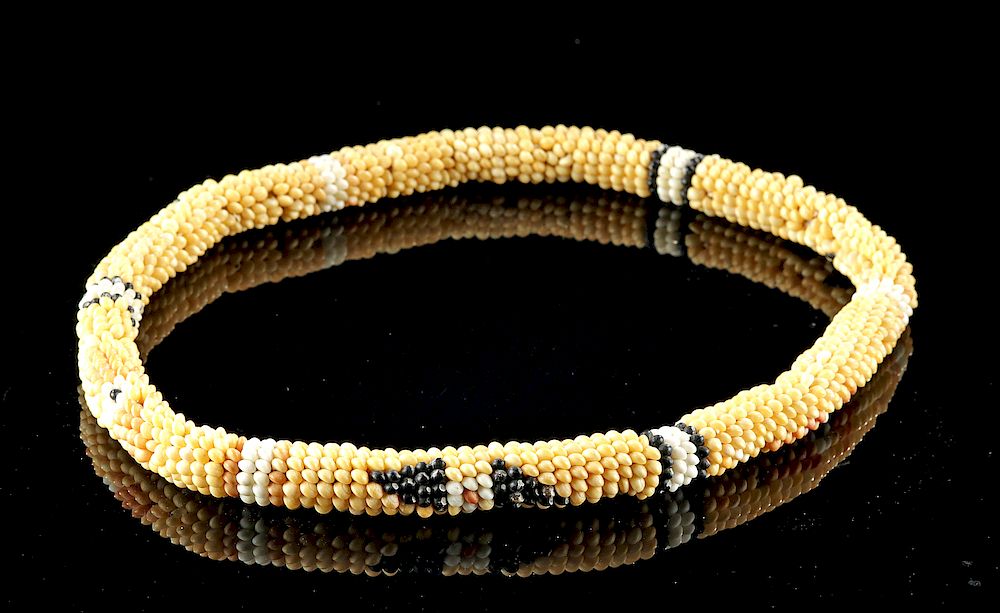 Appraisal: th C Tahitian Shell Lei w Black Kahelelani Shells South